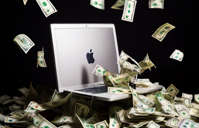 개인 계좌 하나에 의존한 취약한 신생 웹사이트가 재정적 부담으로 인해 금이 가며 불안정한 운영 상태를 상징적으로 표현한 이미지입니다.