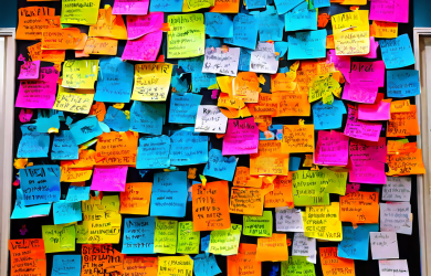 활발한 커뮤니티 참여와 열정적인 소통을 상징하는 다채로운 게시물로 가득 찬 생동감 넘치는 공지사항 게시판 이미지입니다.